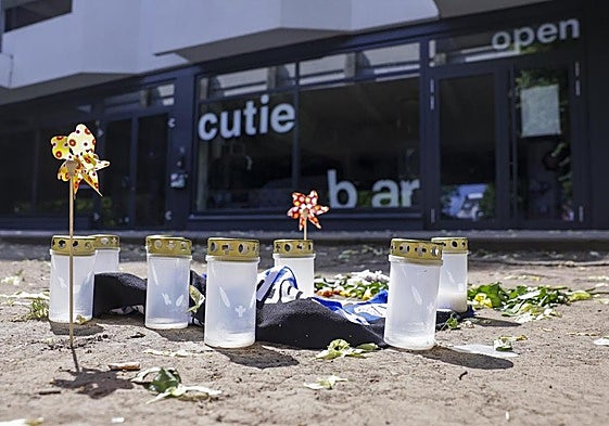 Velas y una bufanda del club de fútbol Arminia Bielefeld en el lugar donde se produjo el acuchillamiento múltiple.