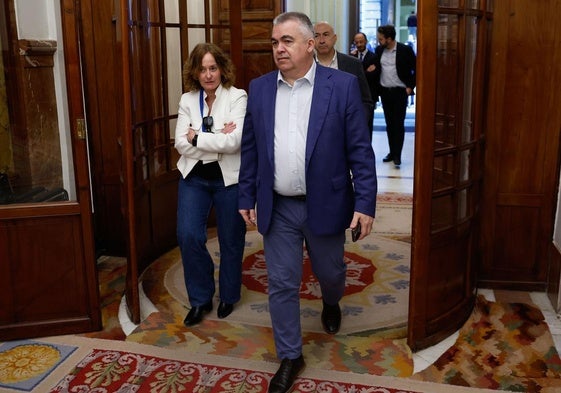 El secretario de Organización del PSOE, Santos Cerdán, en los pasillos del Congreso