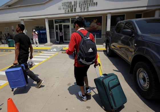 Migrantes hondureños autodeportados, a su llegada al aeropuerto de San Pedro Sula.