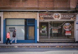 Varios pequeños comercios cerrados.