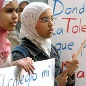Dos niñas de origen árabe en una manifestación por el uso del velo islámico.
