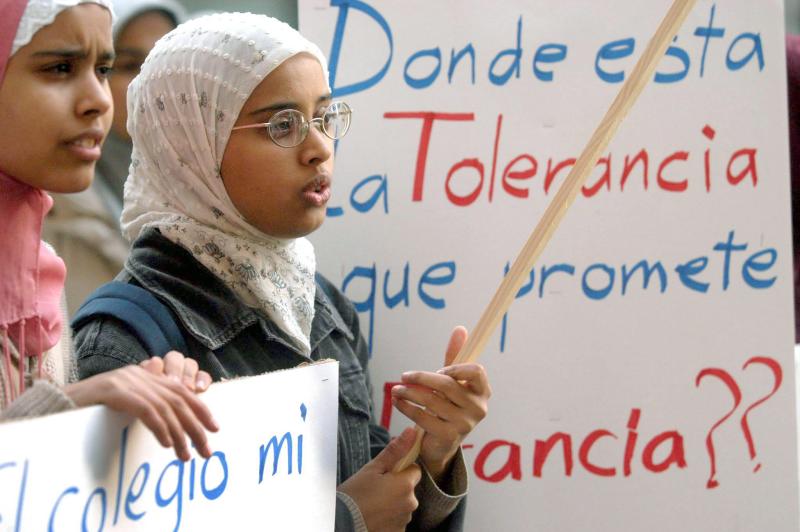 Dos niñas de origen árabe en una manifestación por el uso del velo islámico.
