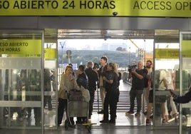 Vigilantes y cámaras a la entrada de la puerta 24 horas de la T4.