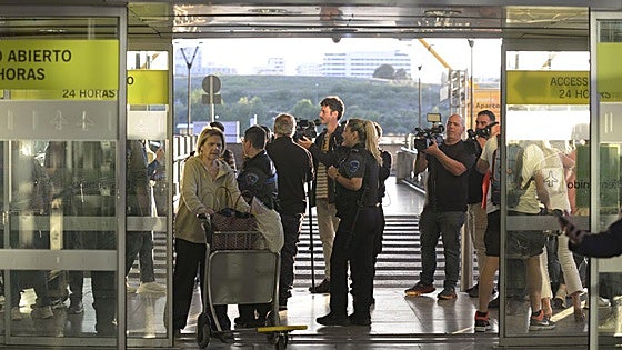 Más periodistas que sintecho en la primera noche de control de accesos a Barajas