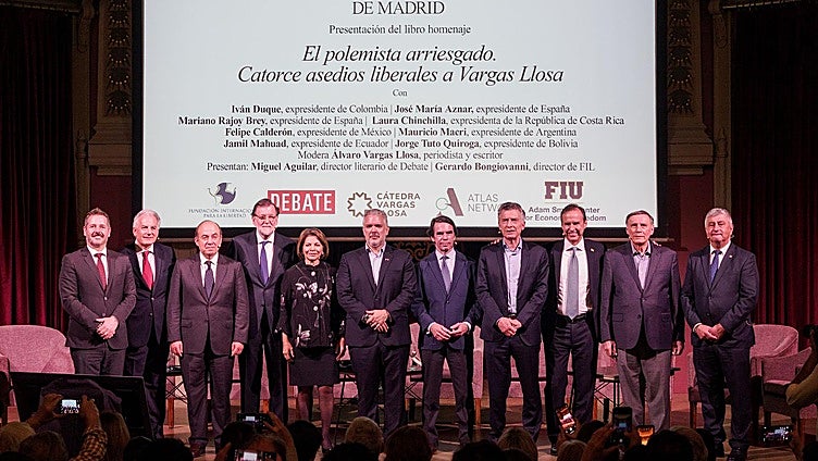 Rajoy y Aznar hacen un llamamiento contra el populismo y el nacionalismo en un homenaje a Vargas Llosa