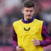 Kike Salas calienta para un partido de la presente temporada.