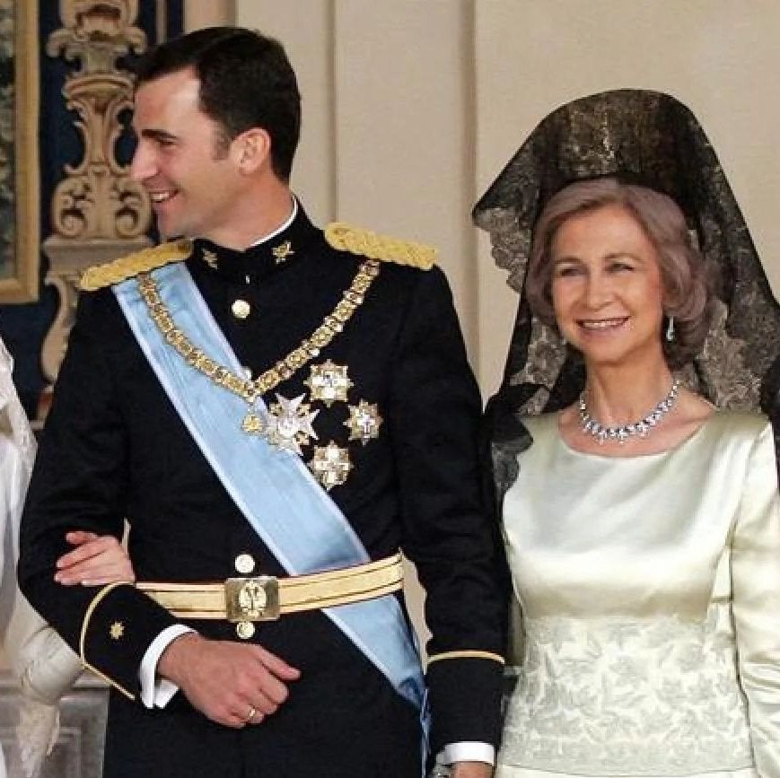 El férreo control de la reina Sofía en la boda de Letizia y Felipe: decidió el vestido de novia y hasta la elección de la tiara