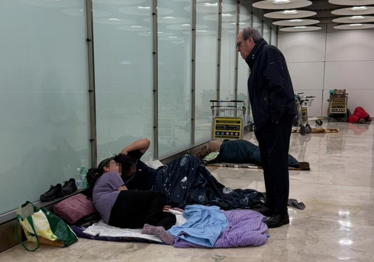 Ángel Gabilondo en su visita a las personas vulnerables que pernoctan en el Aeropuerto Adolfo Suárez Madrid Barajas.