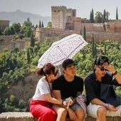 Turistas se protegen del sol en Granada.