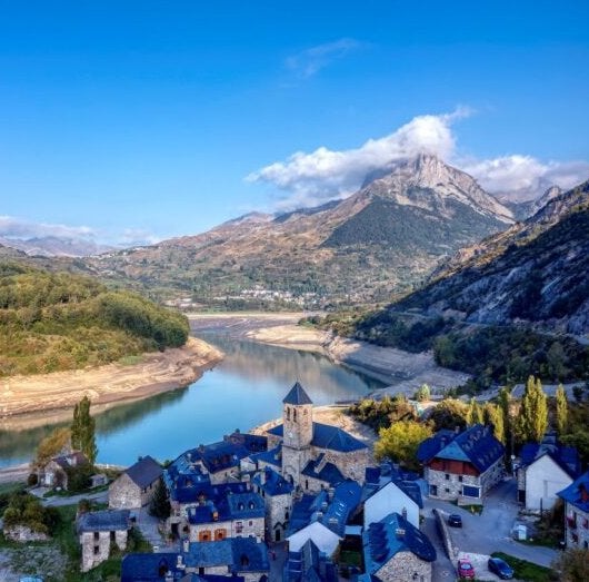 Parece sacado de una película de Disney, pero está en España: este es el pueblo del norte que recuerda a Frozen