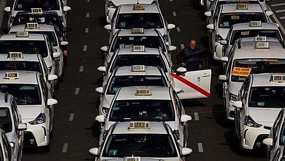 Los taxistas salen de nuevo a la calle en toda España para frenar las nuevas licencias de Cabify