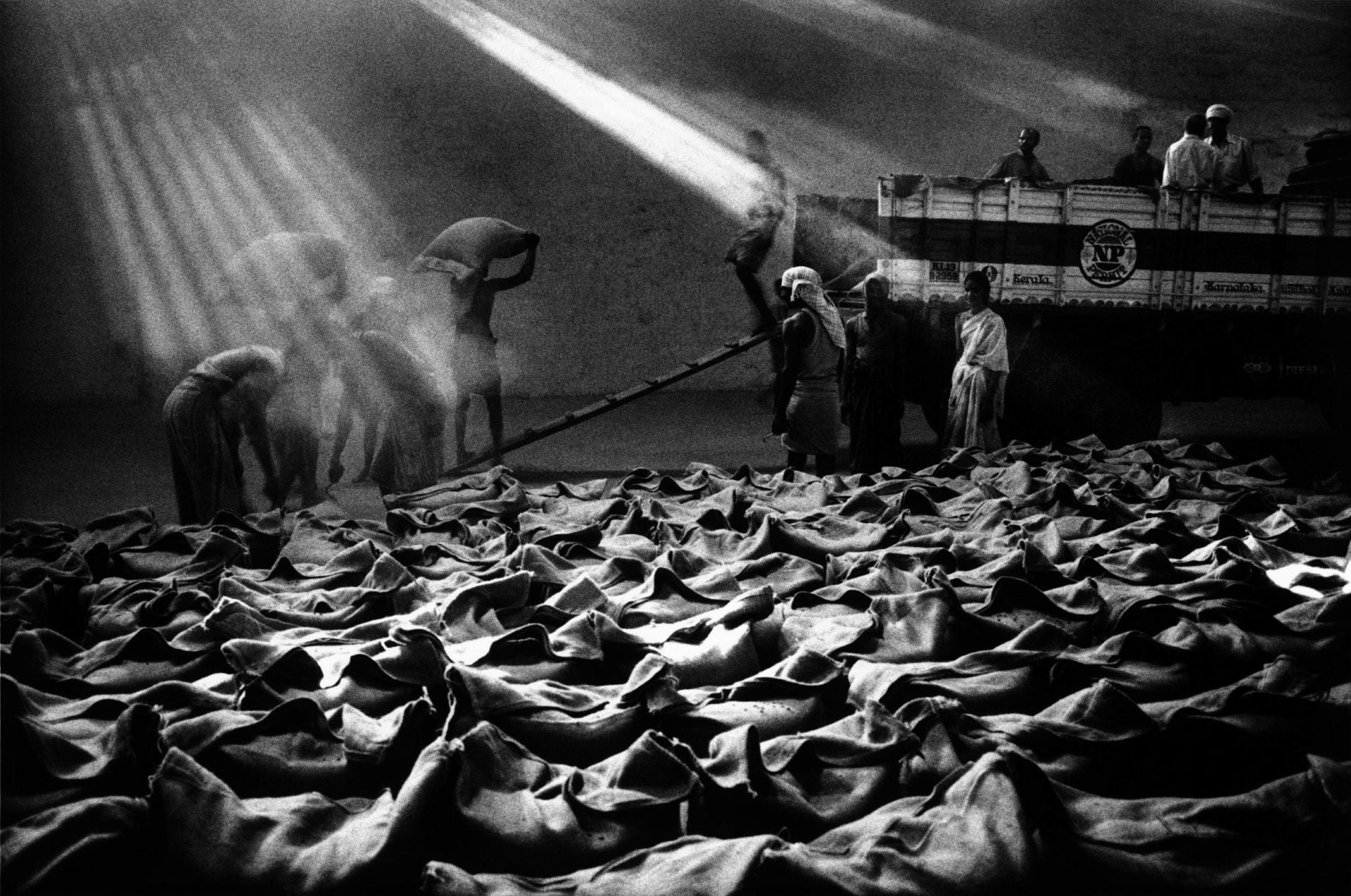 Sebastiao Salgado ilustra y homenajea la vida, historia y costumbres de los productores de café en Brasil, India, Etiopia y Guatemala.