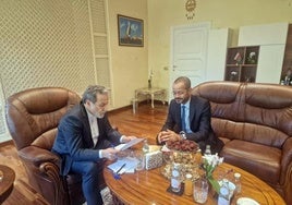 El ministro de Exteriores iraní, Abbas Araghchi, junto a su homólogo omaní, Sayyid Badr al-Busaidi, en Roma.