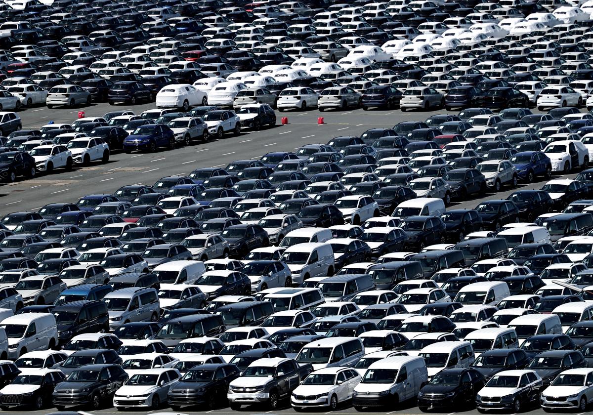 Coches para exportación esperan su envío en el puerto de Emden