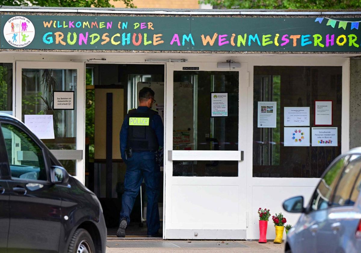 La Policía alemana trabaja en el colegio donde se ha producido un apuñalamiento en Berlín.