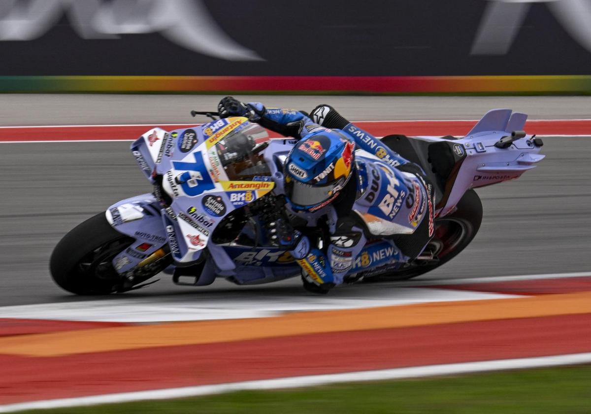 Álex Márquez leads in Silverstone with record pace