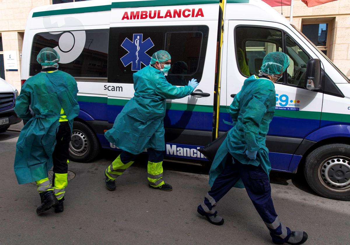 Sanitarios, en el traslado de enfermos durante la pandemia de covid.