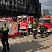 Servicios de emergencias junto a la estación de Hamburgo.