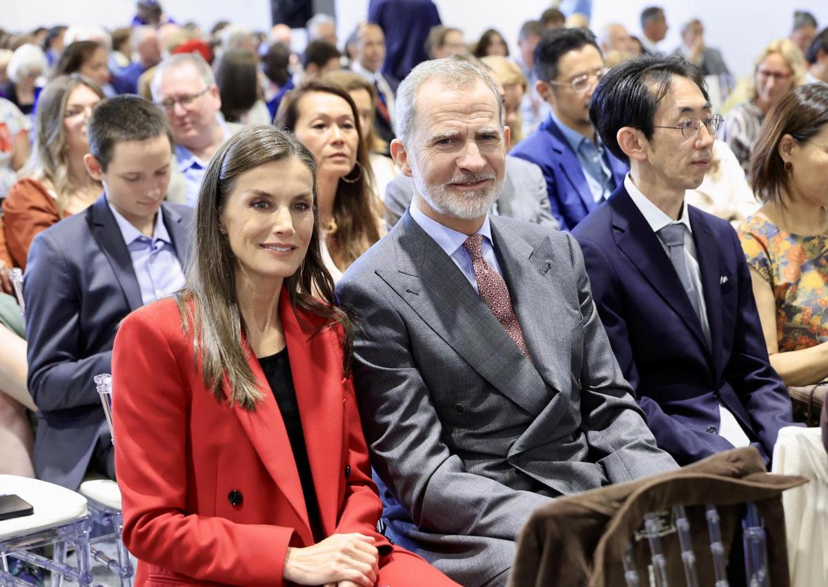 Imagen secundaria 1 - La infanta Sofia, durante su graduación, a la que han acudido los Reyes.