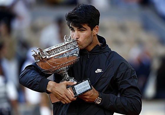 Carlos Alcaraz besa el trofeo de Roland Garros que conquistó en 2024.
