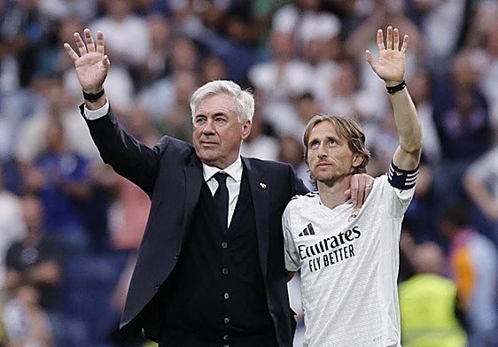 Ancelotti y Modric se despiden del Bernabéu.