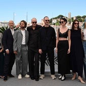 El director y elenco de 'Sentimental values', uno de los filmes más aplaudido en esta edición del festival de Cannes.