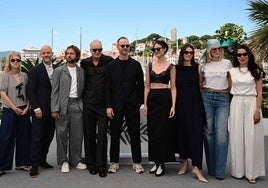 El director y elenco de 'Sentimental values', uno de los filmes más aplaudido en esta edición del festival de Cannes.