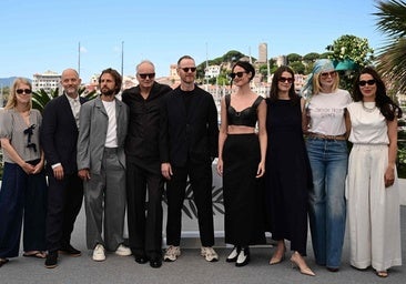 El director y elenco de 'Sentimental values', uno de los filmes más aplaudido en esta edición del festival de Cannes.