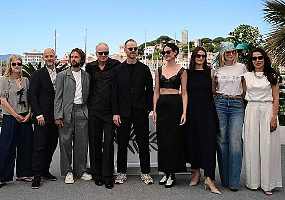 El director, Joachim Trier, y elenco de 'Sentimental values', uno de los filmes más aplaudido en esta edición del festival de Cannes.