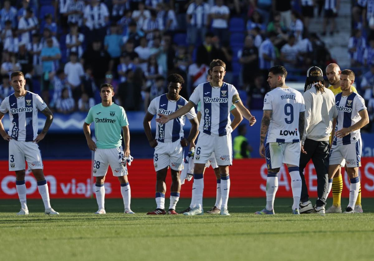 Decepción entre los jugadores del Leganés tras el descenso.