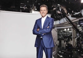 Matías Prats posa junto al plató de informativos de Antena 3, en el que lleva 27 años.
