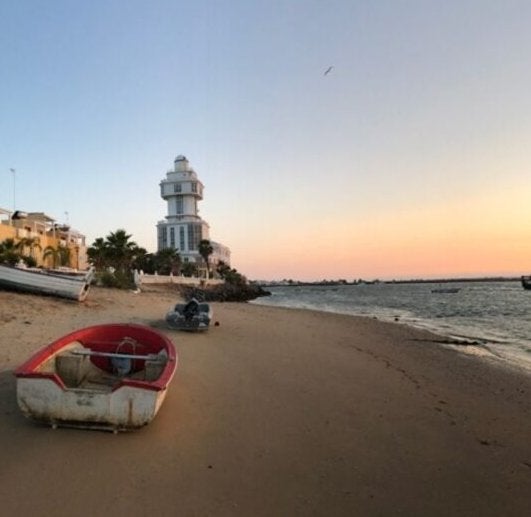 Esta ruta en coche recorre los faros más bonitos de Huelva entre playas de arena blanca y dunas desérticas