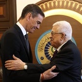 Pedro Sánchez con el presidente de Palestina, Mahmud Abbas.