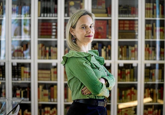Cristina Oñoro, en la biblioteca de la Fundación Ortega-Marañón, que fue sede del Instituto Internacional.