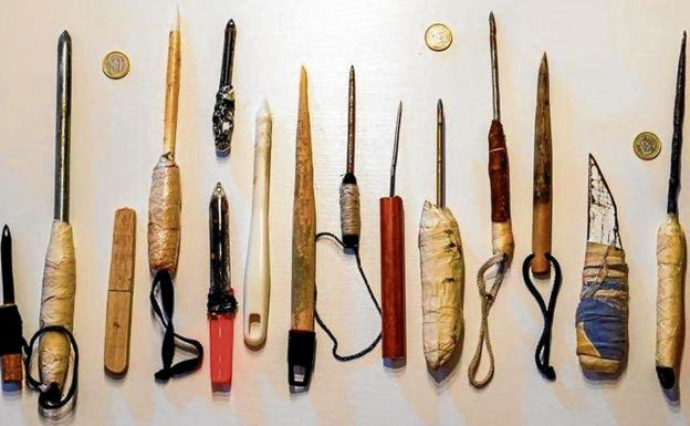 Una muestra de los clásicos pinchos carcelarios fabricados por los reclusos.