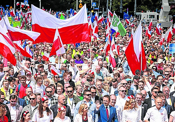 Trzaskowski saluda al frente de la manifestación de sus simpatizantes.