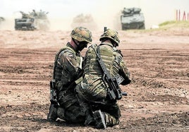 Dos soldados alemanes durante unos ejercicios conjuntos de la OTAN.