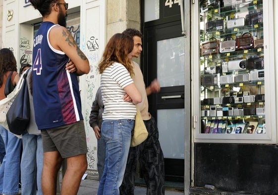 Ciudadanos en busca de una radio durante el apagón del pasado 28 de abril.