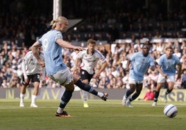 Erling Haaland lanza un penalti contra el Fulham