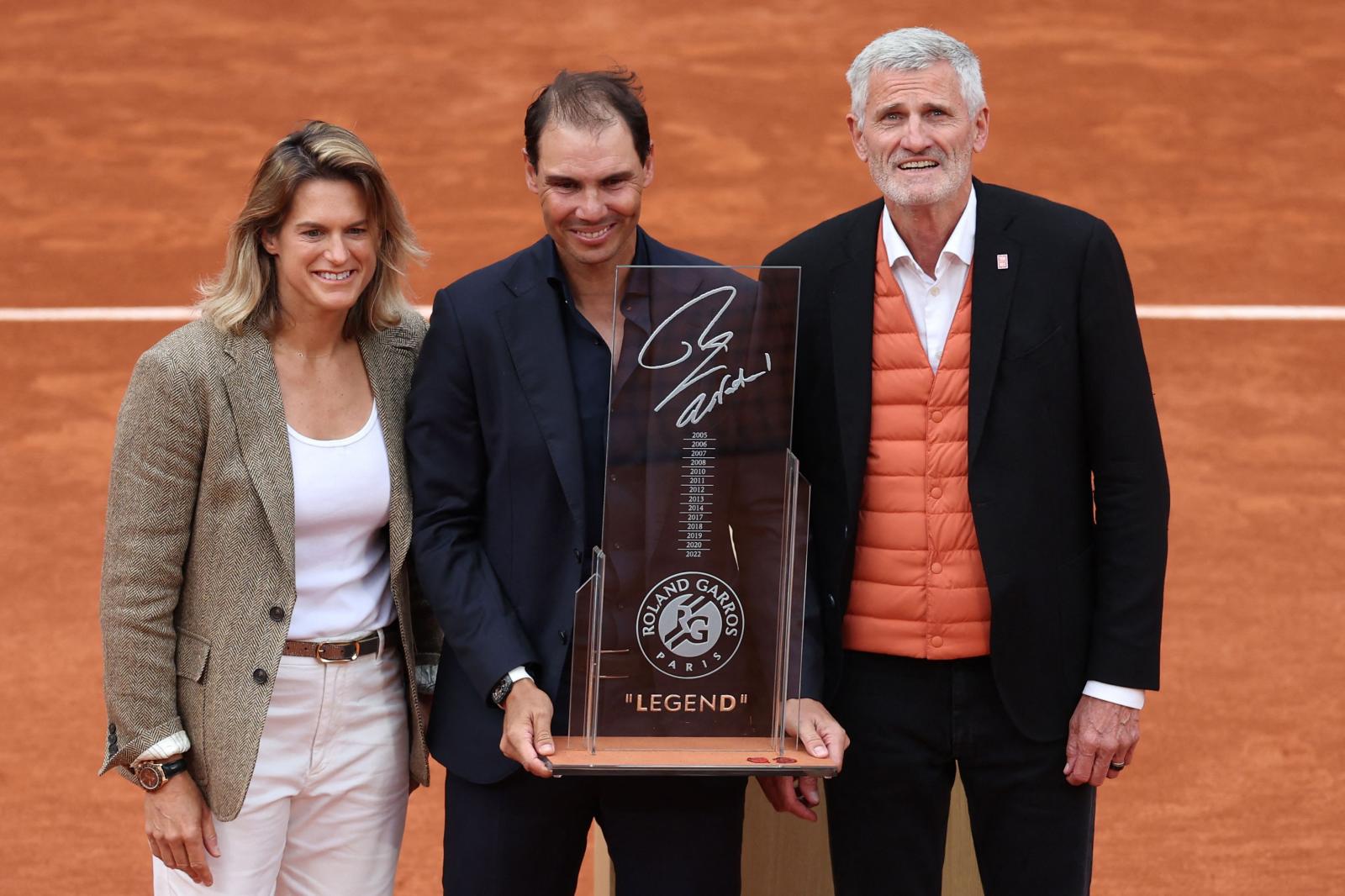 Nadal, junto a Amelie Mauresmo, directora de Roland Garros, y Gilles Moretton, presidente de la Federación Francesa de Tenis, durante su homenaje.