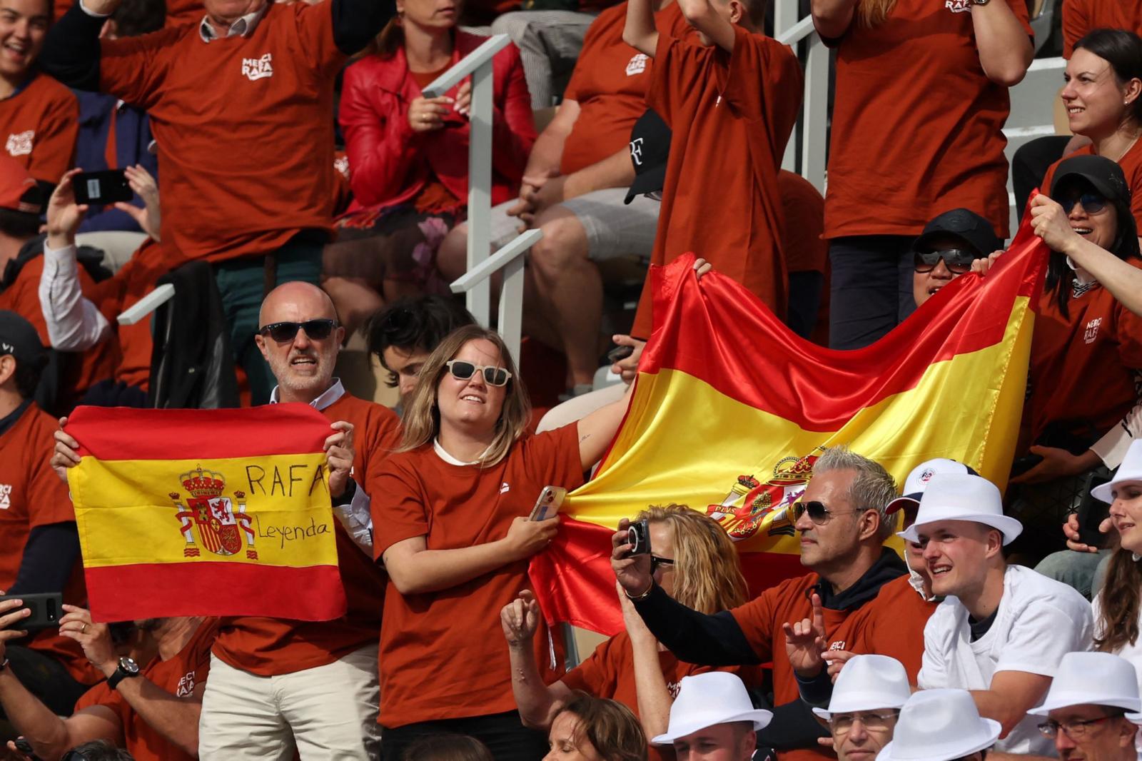 Banderas españolas en la grada.