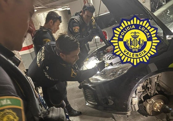 Operativo policial para sacar una culebra del interior de un coche, en el Botánico.