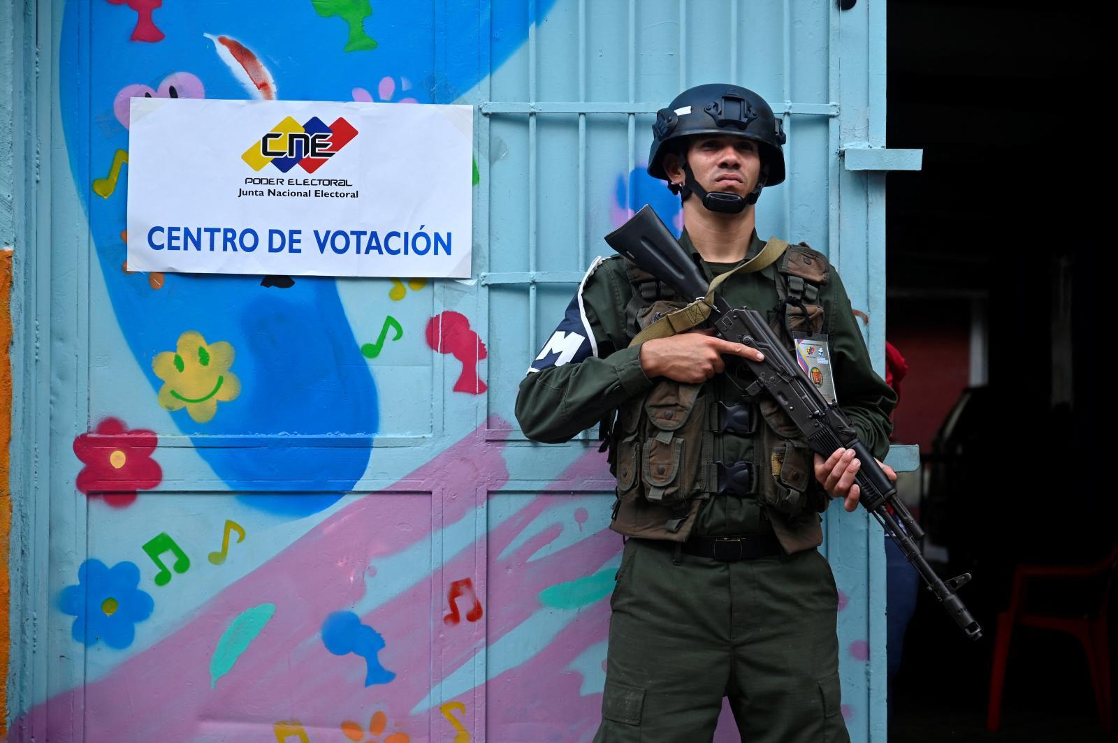 La Policía y el ejército custodió los colegios electorales.