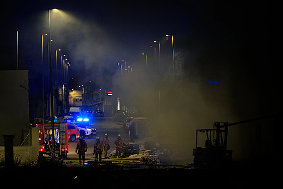 Hallan con vida a un indigente y su perro en el incendio de la nave afectada por la dana