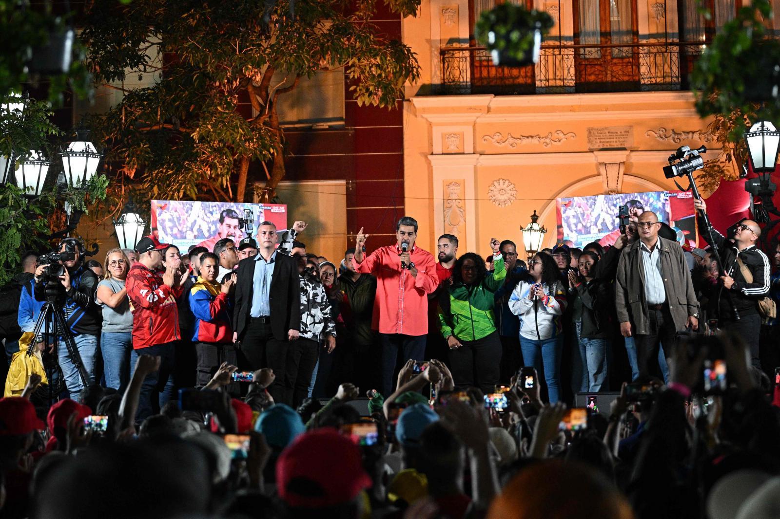 Nicolás Maduro proclama la victoria de sus candidatos en la madrugada electoral en Caracas.