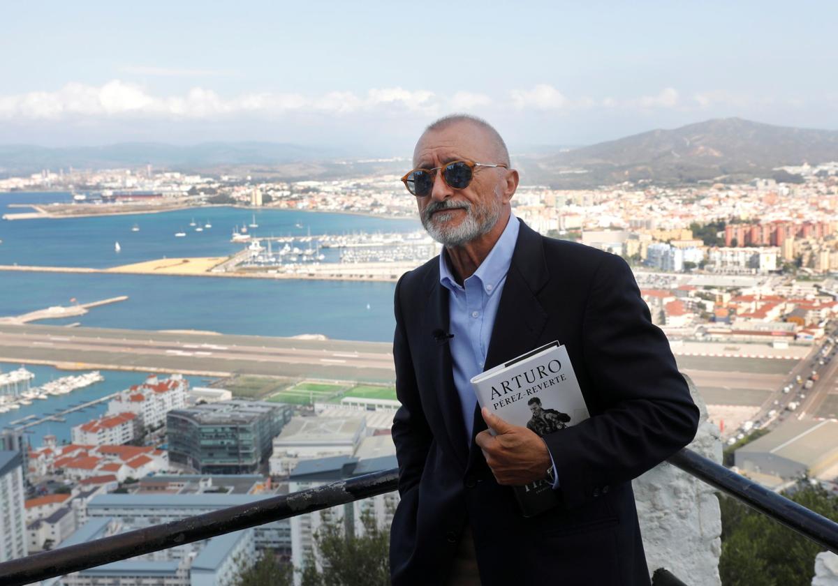 El escritor Arturo Pérez-Reverte, con la bahía de Algeciras al fondo.