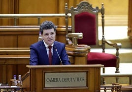 Nicusor Dan pronuncia un discurso durante su toma de posesión como presidente de Rumanía.