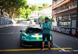 Fernando Alonso conduce el Aston Martin Valhalla en su debut dinámico