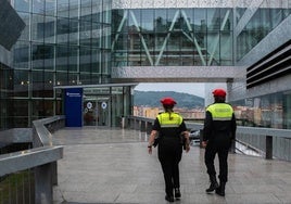 Dos agentes de la Ertzaintza.