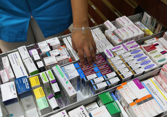 Envases de medicamentos en una oficina de farmacia